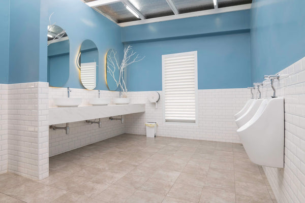 Hygiène sanitaire : Comment bien nettoyer les toilettes de son restaurant ?
